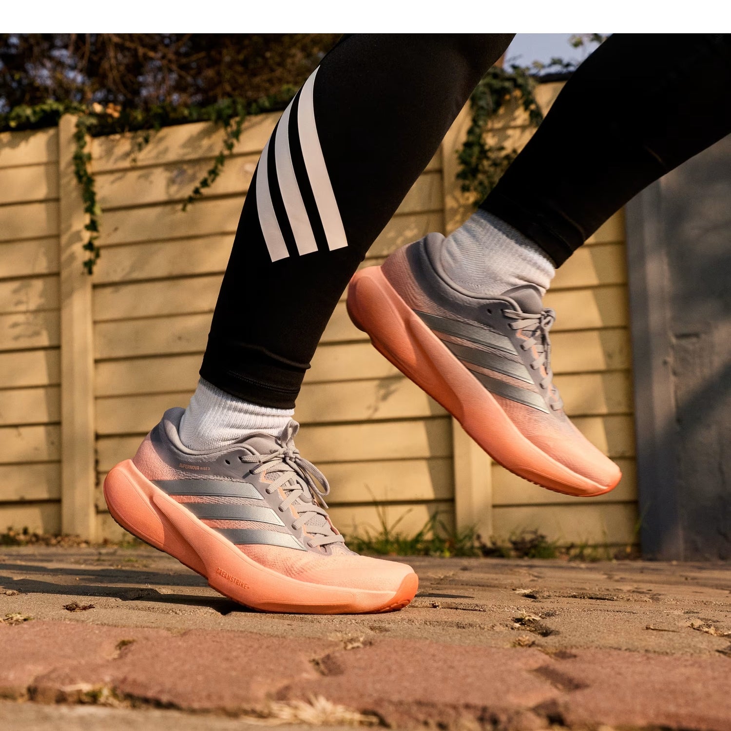 Adidas SUPERNOVA RISE 3 donna
- Clear Orange / Silver Metallic / Glory Grey